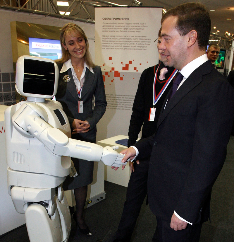 Illustration for article titled Politicians Shaking Hands With Robots, Ranked